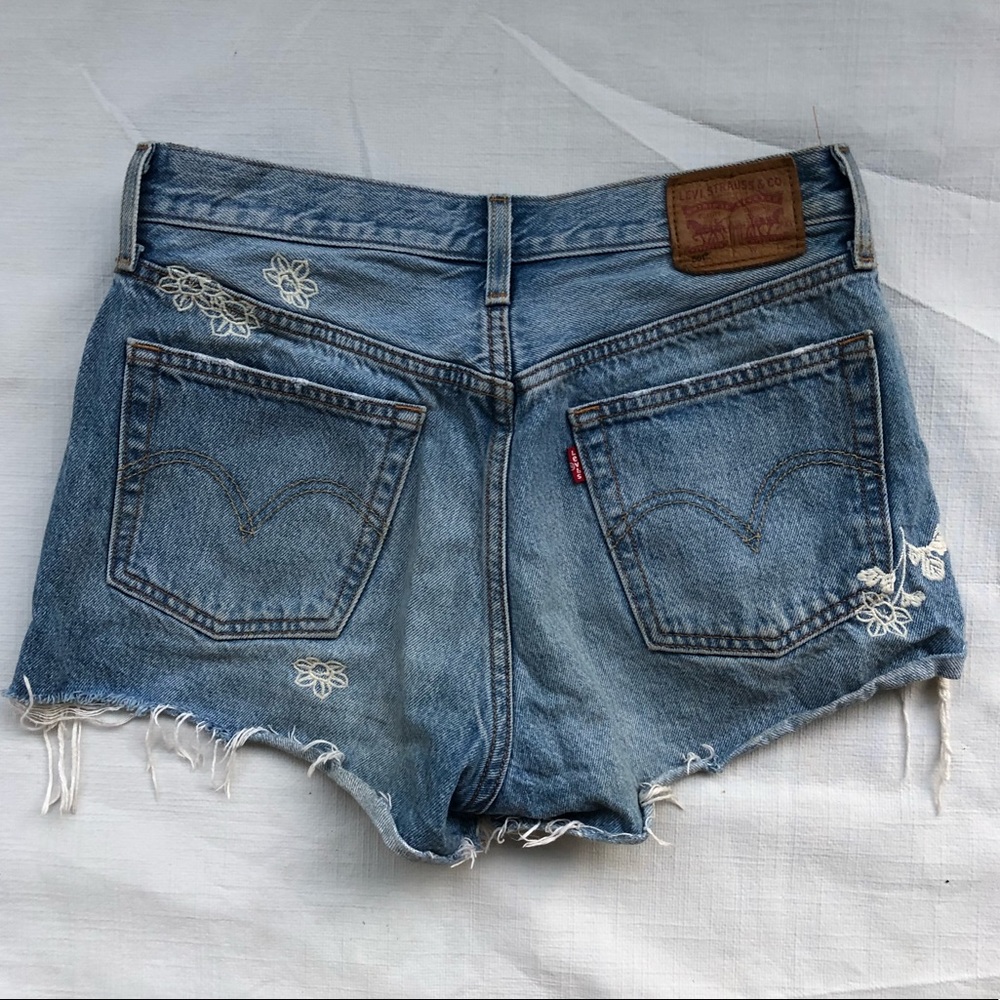 Embroidered flower Levi’s shorts. Low rise. - Picture 3 of 5